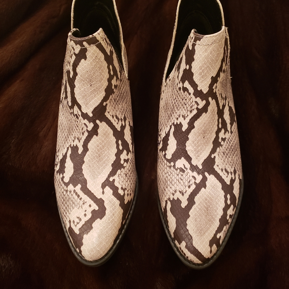 NWOT- Steve Madden Low heel Booties- 10